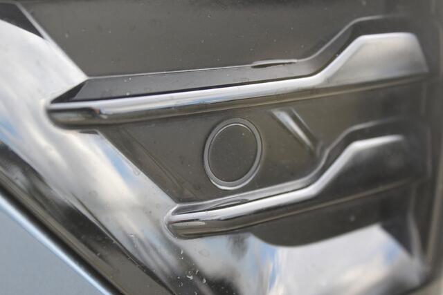 Volvo XC60 B5 Plus Dark | Incl. 12 maanden garantie | Trekhaak | Cruise Control | Verwarmde stoelen | Verwarmd stuurwiel | Apple Carplay/Android Auto | Elektrisch verstelbare voorstoelen | Elektrisch bedienbare achterklep | Lichtmetalen velgen | Bluetooth | DAB