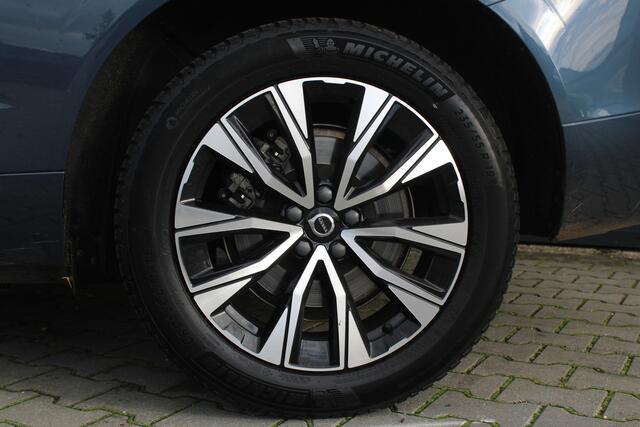 Volvo XC60 B5 Plus Dark | Incl. 12 maanden garantie | Trekhaak | Cruise Control | Verwarmde stoelen | Verwarmd stuurwiel | Apple Carplay/Android Auto | Elektrisch verstelbare voorstoelen | Elektrisch bedienbare achterklep | Lichtmetalen velgen | Bluetooth | DAB