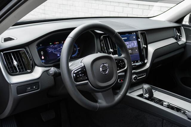 Volvo XC60 T6 Automaat Plug-in hybrid AWD Plus Bright | Premium Audio by Harman en Kardon | Rondomzicht Camera| Adaptieve Cruise Control| Blind spot| Semi electrische Trekhaak| Electrisch bedienbare Voorstoelen| Alarmklasse 3| standkachel.