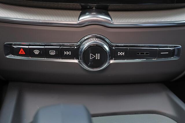 Volvo XC60 T8 Recharge AWD Plus Dark - LONG RANGE - Luchtvering - Panorama/schuifdak - IntelliSafe Assist & Surround - 360º Camera - Harman/Kardon audio - Adaptieve LED koplampen - Verwarmde voorstoelen, stuur & achterbank - Parkeersensoren voor & achter - Elektr. b