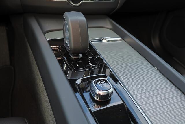 Volvo XC60 T8 Recharge AWD Plus Dark - LONG RANGE - Luchtvering - Panorama/schuifdak - IntelliSafe Assist & Surround - 360º Camera - Harman/Kardon audio - Adaptieve LED koplampen - Verwarmde voorstoelen, stuur & achterbank - Parkeersensoren voor & achter - Elektr. b