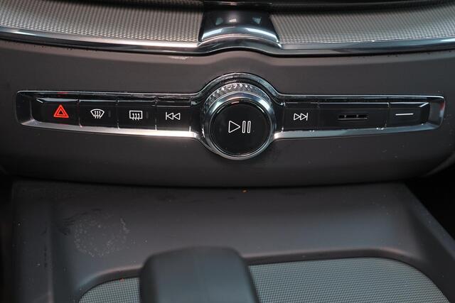 Volvo XC60 T6 Recharge AWD Plus Dark - LONG RANGE - Panorama/schuifdak - IntelliSafe Assist & Surround - 360º Camera - Harman/Kardon audio - Adaptieve LED koplampen - Verwarmde voorstoelen, stuur & achterbank - Parkeersensoren voor & achter - Elektr. bedienb. voorst