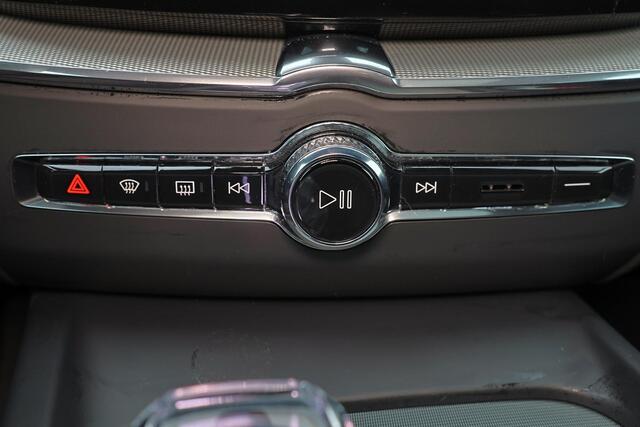 Volvo XC60 T6 Recharge AWD Plus Black Edition - LONG RANGE - Luchtvering - Panorama/schuifdak - IntelliSafe Assist & Surround - 360º Camera - Harman/Kardon audio - Adaptieve LED koplampen - Verwarmde voorstoelen, stuur & achterbank - Parkeersensoren voor & achter -