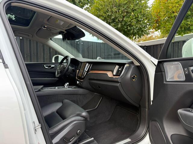 Volvo XC60 2.0 T8 Twin Engine AWD Inscription B&W luchtvering