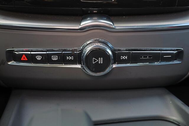 Volvo XC60 T6 Recharge AWD Core Bright - LONG RANGE - Panorama/schuifdak - IntelliSafe Assist & Surround - Parkeercamera achter - Verwarmde voorstoelen, stuur & achterbank - Parkeersensoren voor & achter - Draadloze tel. lader - High Performance audio - 18' LMV