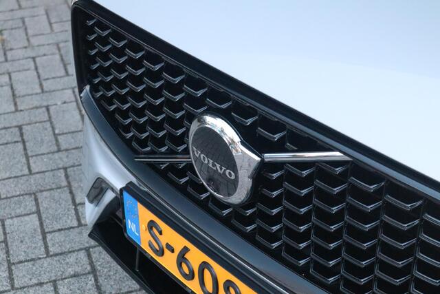 Volvo XC60 2.0 T6 Plug-in hybrid AWD Ultimate Dark | Bowers & Wilkins audiosysteem| Luchtvering| 360* Camera| Head- up Display| Semi- elektrisch inklapbare trekhaak|