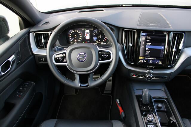 Volvo XC60 B5 265 pk Automaat R-Design | 360º Camera | Trekhaak | BLIS