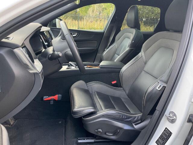 Volvo XC60 B5 Ultimate Dark | Trekhaak | Harman & Kardon | Stoel/stuur verwarming | Panorama dak | Adaptieve cruise control | Elektrisch verstelbare voorstoelen met memory |