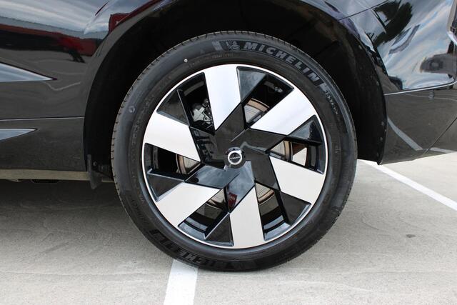 Volvo XC60 T6 350PK Plug-in hybrid AWD Plus Dark | Adaptieve Cruise Control met Pilot Assist | Elektrisch bedienbaar panoramisch schuif-/kanteldak | Premium audio by Harman Kardon | Elektrische voorstoelen met geheugen | Verwarmbare voorstoelen + stuurwiel