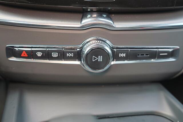 Volvo XC60 T6 Recharge AWD Core Bright - Panorama/schuifdak - IntelliSafe Assist & Surround - Parkeercamera achter - Verwarmde voorstoelen - Parkeersensoren voor & achter - Draadloze tel. lader - Extra getint glas - 18' LMV