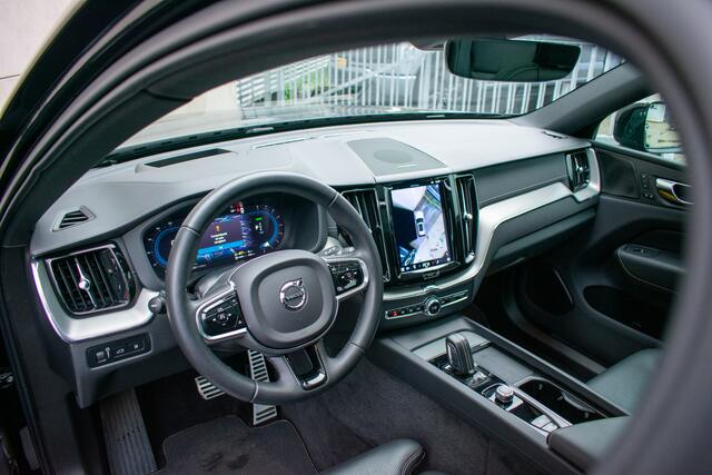 Volvo XC60 2.0 T8 Plug-in hybrid AWD Ultra Dark -Luchtvering-21"-Trekhaak-360 gr-Leer-Head up-Keyless-