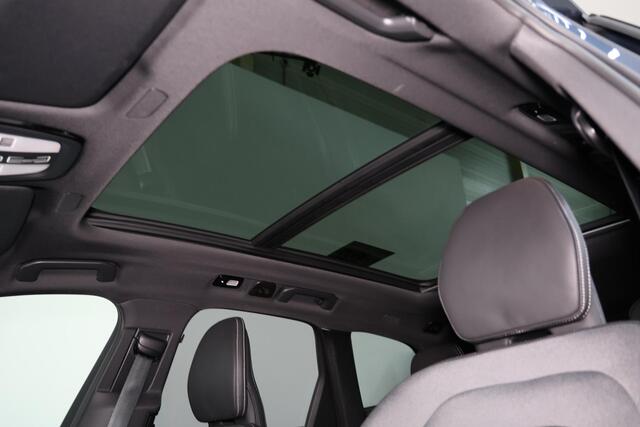Volvo XC60 T8 Recharge AWD Ultra Black Edition - Luchtvering - Panorama/schuifdak - IntelliSafe Assist & Surround - 360º Camera - Harman/Kardon audio - Adaptieve LED koplampen - Verwarmde voorstoelen, stuur & achterbank - Parkeersensoren voor & achter - Elektr. bedi