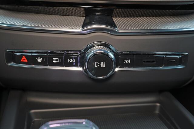 Volvo XC60 T8 Recharge AWD Ultra Black Edition - Luchtvering - Panorama/schuifdak - IntelliSafe Assist & Surround - 360º Camera - Harman/Kardon audio - Adaptieve LED koplampen - Verwarmde voorstoelen, stuur & achterbank - Parkeersensoren voor & achter - Elektr. bedi