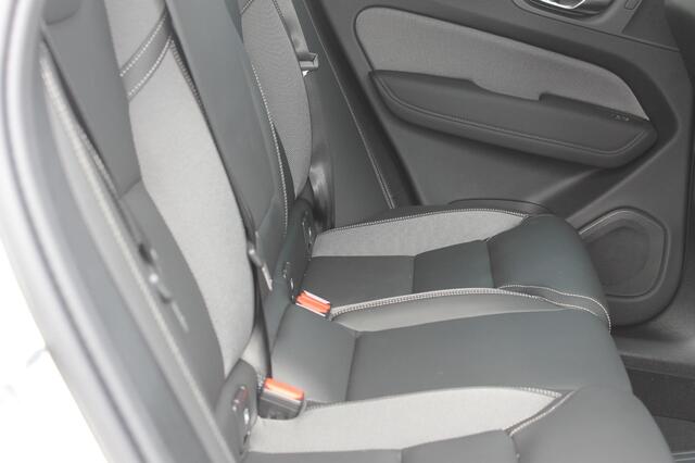 Volvo XC60 T6 350PK FACELIFT 2026 AWD Plus Black Edition FACELIFT 2026 / Panoramisch schuif-kanteldak / Harman Kardon Audio / 21" lichtmetalen velgen / Head-Up Display / 360graden camera