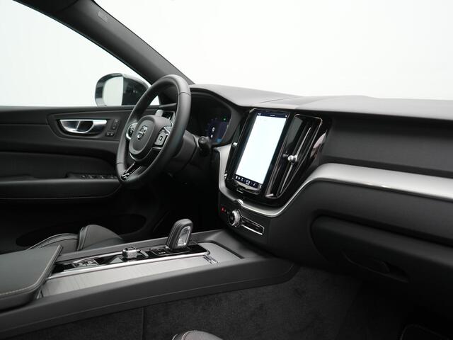 Volvo XC60 Recharge T6 AWD R-Design Plug In Hybrid 341pk Dealer O.H. PHEV | Panodak | Adaptive Cruise | 360 Camera | Google Assistent | Lederen Sportstoelen Memory & Verwarmd | Apple Carplay | Keyless | Virtual | Navigatie | DAB |