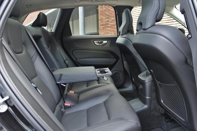 Volvo XC60 T8 Plug-in hybrid AWD Ultra Dark | | Nieuwe auto | Luchtvering | Trekhaak Semi-Elektrisch | Panoramisch schuif- /kanteldak | 21" inch lichtmetalen velgen | Head-Up Display | 360 graden camera | Harman/Kardon Audiosysteem | Extra getint glas | Elektrisch v