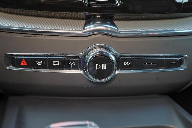 Volvo XC60 T8 Recharge AWD Ultra Black Edition - Panorama/schuifdak - IntelliSafe Assist & Surround - 360º Camera - Harman/Kardon audio - Adaptieve LED koplampen - Verwarmde voorstoelen, stuur & achterbank - Parkeersensoren voor & achter - Elektr. bedienb. voorstoel