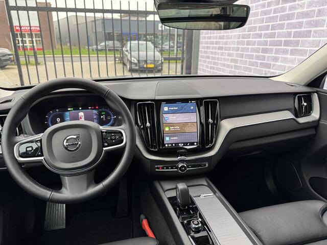 Volvo XC60 2.0 T6 Plug-in hybrid AWD Plus Dark | Trekhaak | 360 Camera | Schuif-/Kanteldak | Stoel-/Stuurverwarming | Adaptive Cruise Control | Elektrisch Verstelbare Voorstoelen