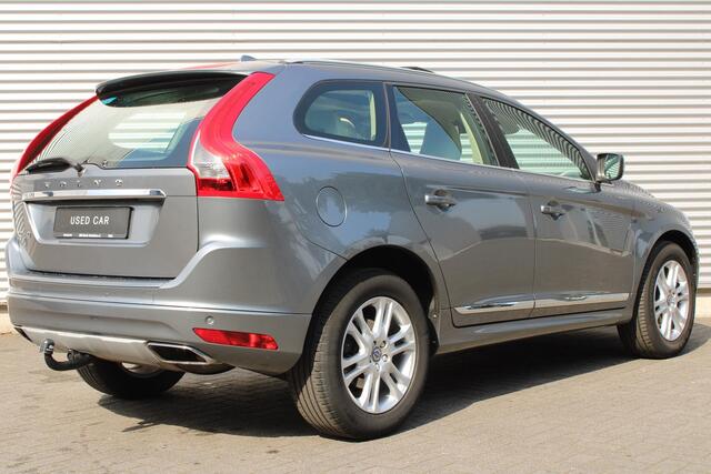Volvo XC60 T5 Automaat FWD Summum | Elektrisch Glazen Panorama-Dak | Trekhaak Met Afneembare Kogel | Lichtmetalen Velgen 18" | Electronic Climate Controle | Voorstoelen Verwarmd | Park Assist Achter | Leder bekleding Offblack | Cruise Control | Bots Herkenning En A