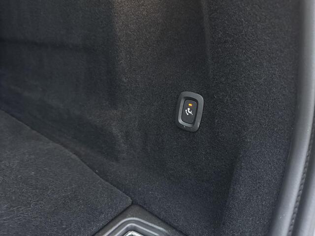 Volvo XC60 2.0 T6 Plug-in hybrid AWD Plus Dark | Elektrisch Verstelbare Voorstoelen | Trekhaak | 360 Camera | Schuif-/Kanteldak | Stoel-/Stuurverwarming