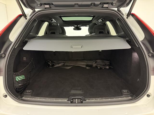 Volvo XC60 B5 251pk R-Design / Head-Up / Panoramadak / Harman&Kardon Audio / Black Pack / Elektr. Stoelen / Elektr. Trekhaak / Noodreservewiel / Stoel + Stuurw. Verwarming / 4 - Zone Climate / Achterb. Verwarming /