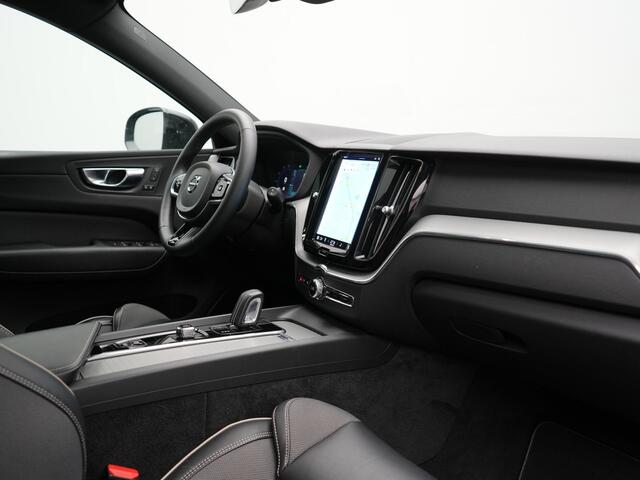 Volvo XC60 T6 AWD Ultimate Dark Long Range Plug In Hybrid 350pk Dealer O.H. PHEV | Panodak | Adaptive Cruise | Head Up | 360 Camera | Lederen Sportstoelen Memory & Verwarmd | 21"L.M | Google Assistent | Stuur Verwarmd | DAB |