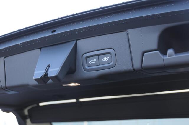 Volvo XC60 T6 350PK Automaat AWD Plus Black Edition / Adaptieve cruise control / BLIS / Panoramadak / Stoel - en stuurverwarming / Keyless entry / Elektrische stoelen / Parkeersensoren met 360 camera