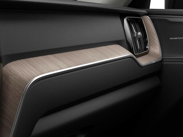 Volvo XC60 2.0 T6 Plug-in hybrid AWD Plus Dark Automaat / Panoramadak / Head-up display / 360* camera / 20" velgen / MY2026