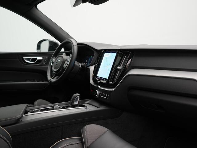 Volvo XC60 T6 AWD R-Design Plug In Hybrid Long Range Nieuw Model 350pk Dealer O.H. PHEV | Panodak | Adaptive Cruise | Camera | Lederen Sportstoelen Memory & Verwarmd | Google Assistent | Apple Carplay | Keyless | Virtual | 21"L.M | DAB |