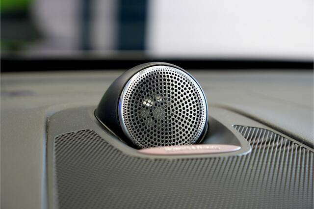 Volvo XC60 2.0 T6 AWD Long Range 293kW/399pk Aut8 Recharge Plus Bright BOWERS&WILKINS + PANORAMADAK + PILOT ASSIST + ADAPT.CRUISE + STOELVERWARMING V&A + STUURVERWARMING + CAMERA + PD-GLASS + GOOGLE DASH + KEYLESS ENTRY&GO + PARKSENSOREN V&A + 19" LM-VELGEN!!