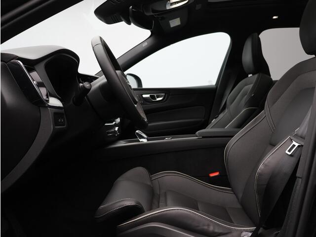 Volvo XC60 2.0 T8 Plug-in hybrid AWD Ultra Black Edition / Luchtvering / Head up display. / Trekhaak / Pan. dak / Harman Kardon / Stoel+stuur+achterbankverwarming