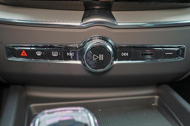 Volvo XC60 T6 Recharge AWD Ultra Black Edition - Panorama/schuifdak - IntelliSafe Assist & Surround - 360º Camera - Harman/Kardon audio - Adaptieve LED koplampen - Verwarmde voorstoelen, stuur & achterbank - Parkeersensoren voor & achter - Elektr. bedienb. voorstoel