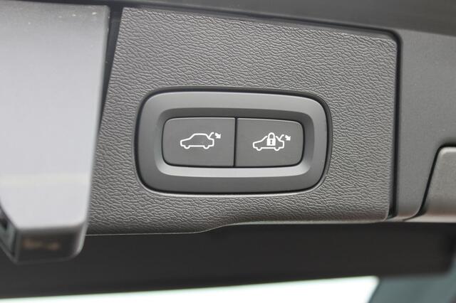 Volvo XC60 T6 350PK Automaat Plug-in hybrid AWD Ultra Dark Head-up display / Semi elektrisch wegklapbare trekhaak / Panoramisch schuif-kanteldak / Harman Kardon audio