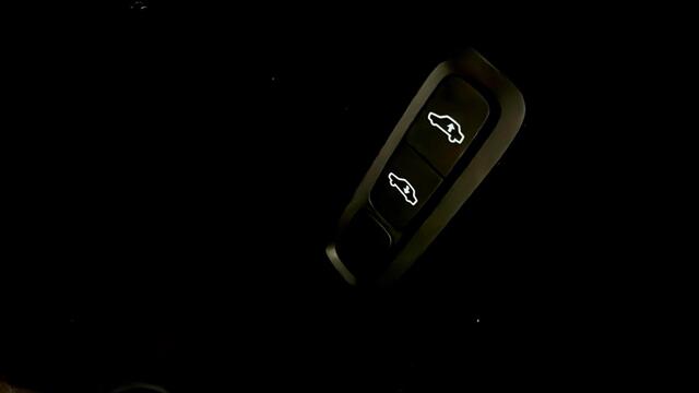 Volvo XC60 2.0 T8 AWD Recharge Long Range 335kW/455pk Aut8 Ultimate Bright LUCHTVERING + HARMAN/KARDON + PANORAMADAK + PILOT ASSIST + ADAPT.CRUISE + LANE ASSIST + STOELMASSAGE + STOELVERWARMING&-VENTILATIE + 360 CAMERA + HEAD-UP + PARKSENSOREN + 19" LM-VELGEN!!