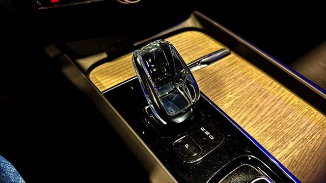 Volvo XC60 2.0 T8 AWD Recharge Long Range 335kW/455pk Aut8 Ultimate Bright LUCHTVERING + HARMAN/KARDON + PANORAMADAK + PILOT ASSIST + ADAPT.CRUISE + LANE ASSIST + STOELMASSAGE + STOELVERWARMING&-VENTILATIE + 360 CAMERA + HEAD-UP + PARKSENSOREN + 19" LM-VELGEN!!