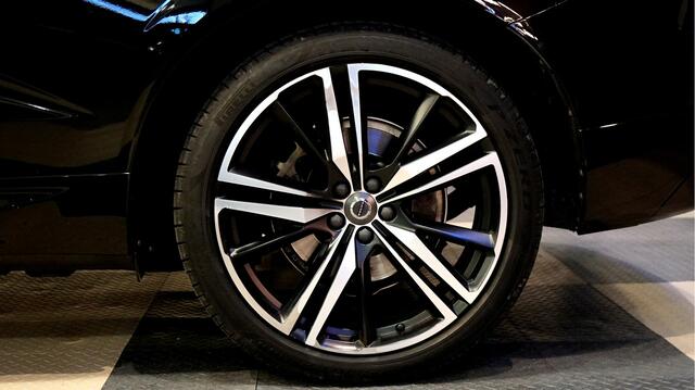 Volvo XC60 2.0 T8 AWD 299kW/407pk Aut8 Twin Engine R-Design LUCHTVERING + PANORAMADAK + SPORTSTOELEN + LEDEREN BEKLEDING + CRUISE + SUBWOOFER + EL.TREKHAAK + STOELVERWARMING + LANE ASSIST + KEYLESS ENTRY&GO + CAMERA + PARKEERSENSOREN A + 21" LM-VELGEN!!