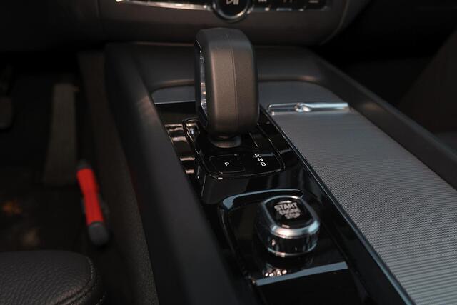 Volvo XC60 T6 Recharge AWD Plus Dark - Panorama/schuifdak - IntelliSafe Assist & Surround - 360º Camera - Verwarmde voorstoelen, stuur & achterbank - Parkeersensoren voor & achter - Elektr. bedienb. voorstoelen met geheugen - Draadloze tel. lader - Elektr. inklapbar