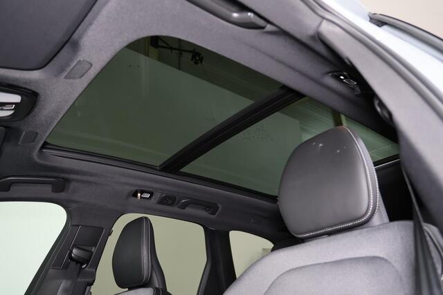 Volvo XC60 T6 Recharge AWD Plus Black Edition - Panorama/schuifdak - IntelliSafe Assist & Surround - 360º Camera - Harman/Kardon audio - Adaptieve LED koplampen - Verwarmde voorstoelen, stuur & achterbank - Parkeersensoren voor & achter - Elektr. bedienb. voorstoele