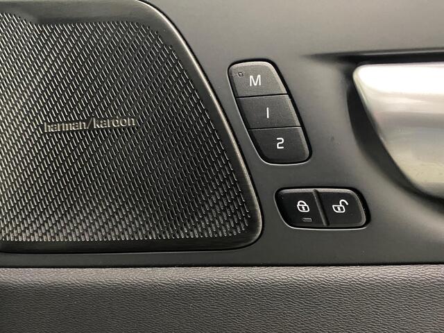 Volvo XC60 2.0 T8 Plug-in hybrid AWD Ultra Black Edition Luchtvering Panorama Trekhaak Harman Kardon 360º view 21inch Memo Stoelen Leer Apple CarPlay