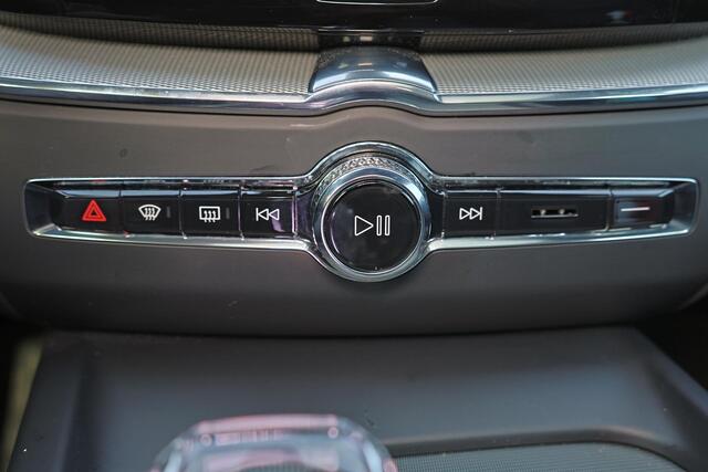 Volvo XC60 T6 Recharge AWD Ultra Black Edition - Panorama/schuifdak - IntelliSafe Assist & Surround - 360º Camera - Harman/Kardon audio - Adaptieve LED koplampen - Verwarmde voorstoelen, stuur & achterbank - Parkeersensoren voor & achter - Elektr. bedienb. voorstoel