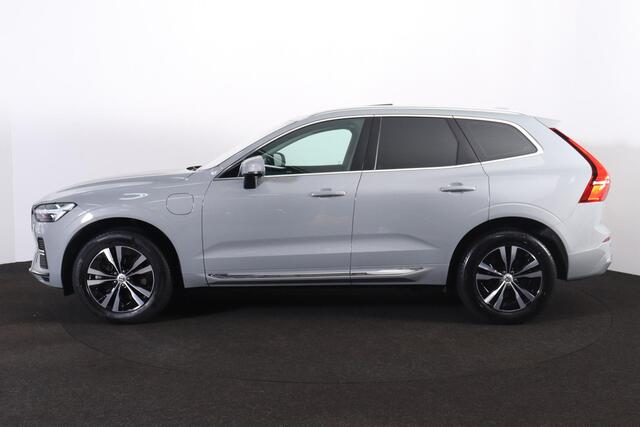 Volvo XC60 T6 Recharge AWD Core Bright - Panorama/schuifdak - IntelliSafe Assist - Adaptieve LED koplampen - Parkeercamera achter - Verwarmde voorstoelen, stuur & achterbank - Parkeersensoren voor & achter - Draadloze tel. lader - Standkachel - Extra getint glas - E