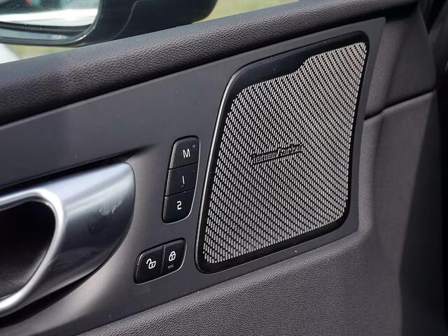 Volvo XC60 2.0 T8 Plug-in hybrid AWD Plus Dark (335kW/455PK) FULL OPTION (PANO / TREKH) ** 1e EIG - Ex VOLVO) ** INFORMEER OOK NAAR ONZE AANTREKKELIJKE FINANCIAL-LEASE TARIEVEN **