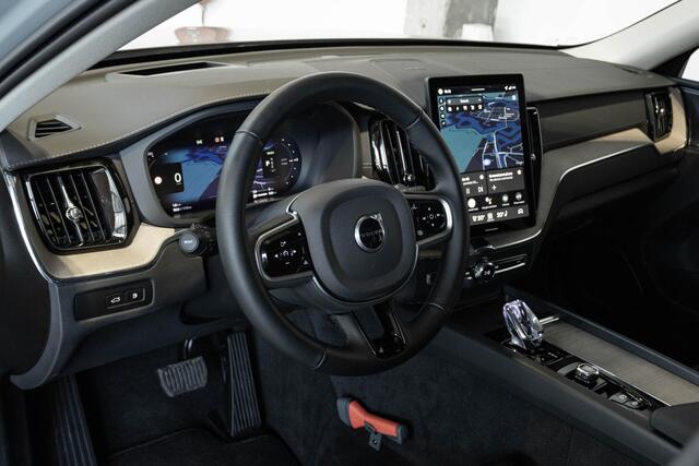 Volvo XC60 T6 Plug-in hybrid AWD Ultra Dark | Stoelverwarming | Electrische wegklapbare trekhaak | Head-Up Display | Adaptive Cruise Control | 360° Parkeercamera | Parkeersensoren voor + achter | Premium Audio by Harman Kardon