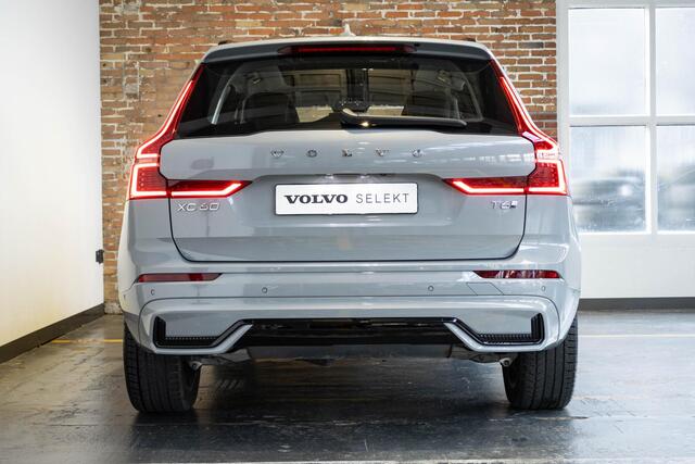 Volvo XC60 T6 Plug-in hybrid AWD Ultra Dark | Stoelverwarming | Electrische wegklapbare trekhaak | Head-Up Display | Adaptive Cruise Control | 360° Parkeercamera | Parkeersensoren voor + achter | Premium Audio by Harman Kardon