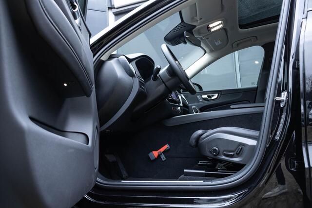 Volvo XC60 2.0 T6 Plug-in hybrid AWD Plus Dark Premium Audio by Harman en Kardon| Panoramadak| Semi Electrische Trekhaak| Lederen Interieur| Adaptieve Cruise Control| Blind Spot| Interieur Voorverwarming| Keyless Entry.
