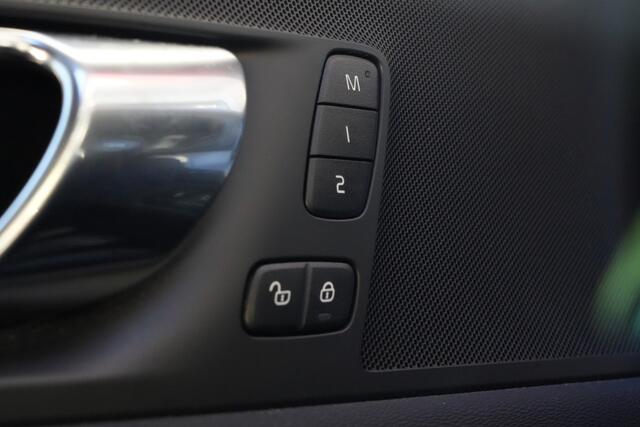 Volvo XC60 2.0 T8 Recharge AWD R-Design 392pk Panoramadak/Stoelverwarming/360Camera