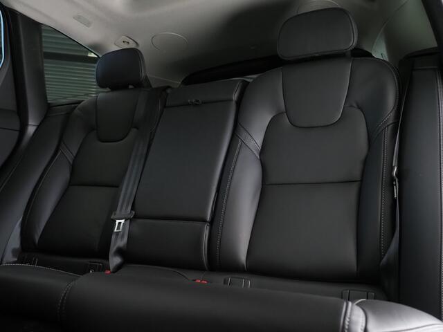 Volvo XC60 2.0 T6 Plug-in hybrid AWD Ultra Dark ''facelift'' | Luchtvering | Bowers & Wilkins | Masage Stoelen | Stoelventilatie | Voorstoelen En Achterstoelen Verwarmd | Trekhaak (elektrisch uitklapbaar)