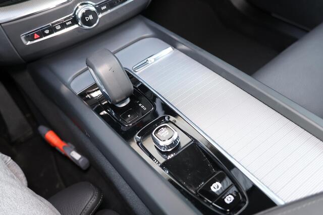 Volvo XC60 T6 Recharge AWD Ultra Dark - Panorama/schuifdak - IntelliSafe Assist & Surround - 360º Camera - Harman/Kardon audio - Adaptieve LED koplampen - Verwarmde voorstoelen, stuur & achterbank - Parkeersensoren voor & achter - Elektr. bedienb. voorstoelen met ge