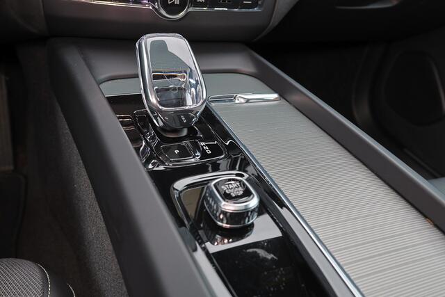 Volvo XC60 T6 Recharge AWD Ultra Black Edition - Panorama/schuifdak - IntelliSafe Assist & Surround - 360º Camera - Harman/Kardon audio - Adaptieve LED koplampen - Verwarmde voorstoelen, stuur & achterbank - Parkeersensoren voor & achter - Elektr. bedienb. voorstoel