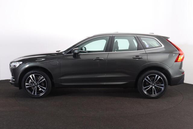 Volvo XC60 T8 Recharge AWD Momentum - Panorama/schuifdak - IntelliSafe Assist & Surround - Parkeercamera achter - Verwarmde voorstoelen - Parkeersensoren voor & achter - Volvo On Call - Elektr. inklapbare trekhaak - 19' LMV